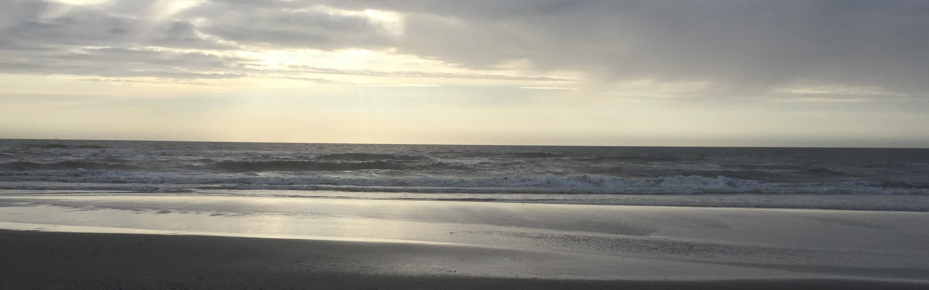 Een donker bewolkte lucht aan zee